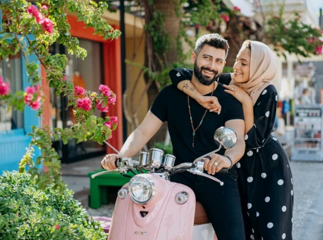 Gli italiani girano sempre in Vespa